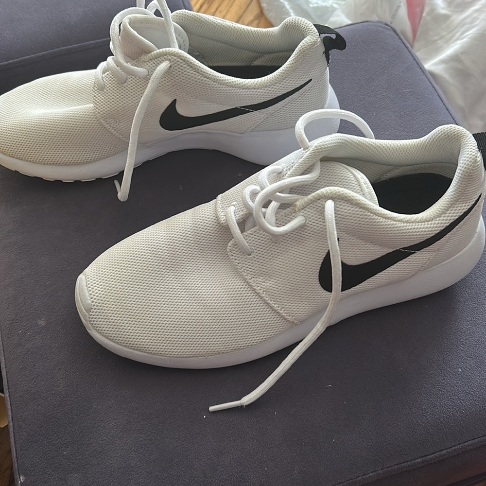 Nike White Sneakers with Black Swoosh emblem logo women's
((NEVER WORN))